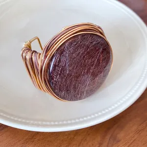 Brazalete vintage de resina tejida con elegantes detalles de alambre dorado hechos
