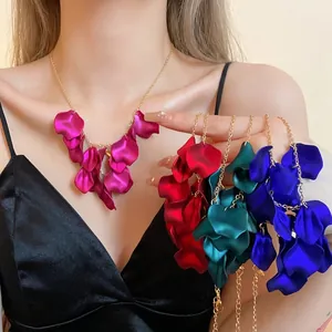 Élégant collier à pampilles en pétales de style coréen avec des pétales en tissu colorés.