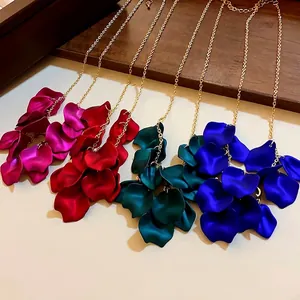 Élégant collier à pampilles en pétales de style coréen avec chaîne dorée pour femmes