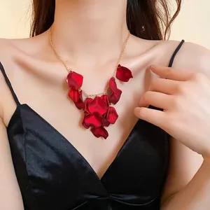 Élégant collier à pampilles en pétales rouges de style coréen porté par un mannequin