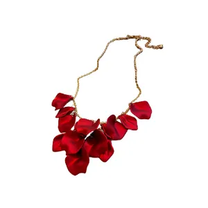 Collier doré élégant avec pétales de rose rouges en tissu, bijou floral au style minimaliste