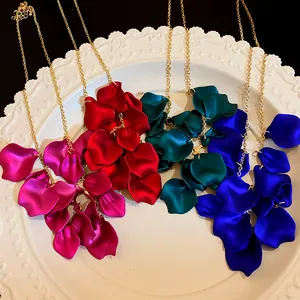 Vue détaillée des colliers à glands de pétales en magenta, rouge, sarcelle et bleu.