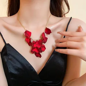Vue détaillée d'un élégant collier à glands de pétales rouges sur une chaîne dorée fine
