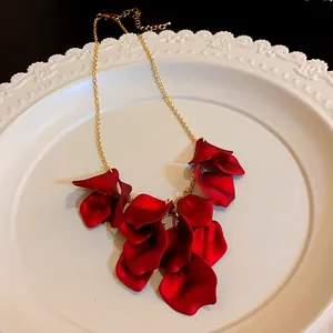 Gros plan détaillé d'un collier à pampilles de pétales rouges sur une assiette décorative