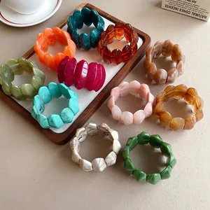 Braccialetti di perle ovali in acrilico marmorizzato colorato dal look vintage chic