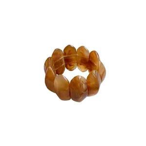 Bracciale elastico in perle di acrilico marmorizzato ovale color ambra per donna