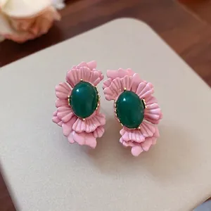 Elegante rosa Blumenohrringe mit grünem ovalem Stein und silbernen Nadelsteckern