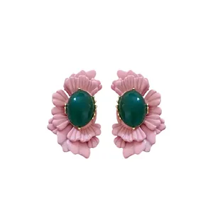 Elegante rosa Blumen-Ohrstecker mit grünem ovalem Glasstein und einer Silbernadel