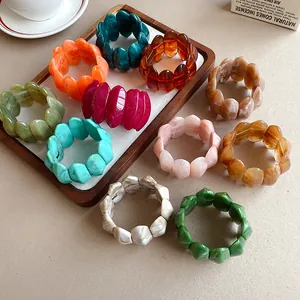 Selezione di braccialetti a maglie ovali in acrilico marmorizzato in vari colori vintage da donna