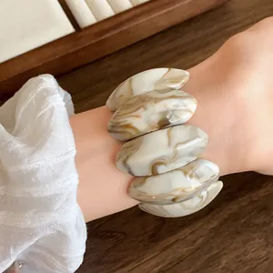 Dettaglio ravvicinato del bracciale vintage in acrilico marmorizzato con maglie