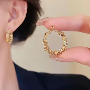 Créoles élégantes en argent cassé irrégulier avec une finition texturée or et argent.