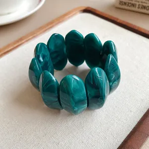 Primo piano di un bracciale vintage in acrilico marmorizzato verde smeraldo