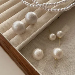 Elegantes pendientes de botón minimalistas de perlas de algodón