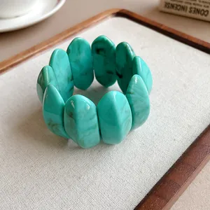 Dettaglio di bracciale rigido in acrilico marmorizzato turchese su vassoio espositivo