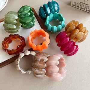 Vista dettagliata di braccialetti ovali in acrilico marmorizzato in vari colori