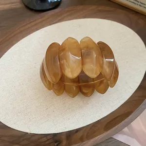 Chic bracelet vintage en acrylique marbré ambre avec maillons ovales et texture