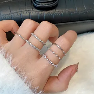 Set di anelli placcati argento con zirconi rotondi e marquise scintillanti