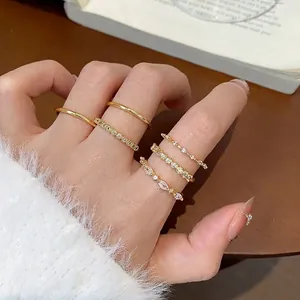 Set di eleganti anelli placcati in oro con zirconi, stile lusso minimalista raffinato