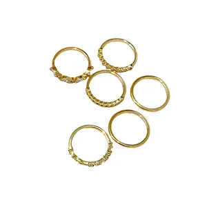 Set di sei anelli placcati in oro con zirconi e raffinati accenti di cristallo lusso