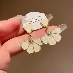 Eleganti orecchini a fiore in argento S925 con finitura in smalto color crema