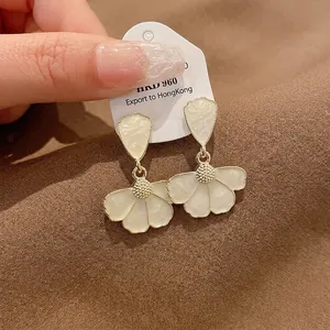 Orecchini a fiore stile foresta con perni in argento su cartoncino