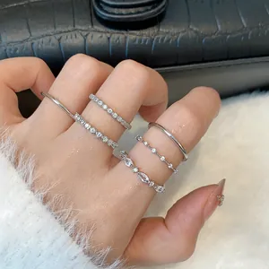 Dettaglio del set di anelli placcati in argento con zirconi dallo stile minimal