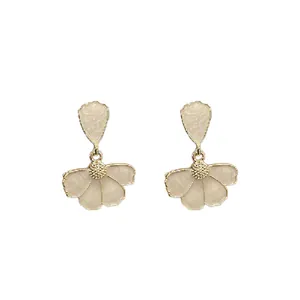 Eleganti orecchini a forma di fiore color crema con bordo dorato e perno in argento 925
