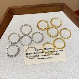Dettaglio di eleganti anelli in zircone placcati oro in un portagioie di legno