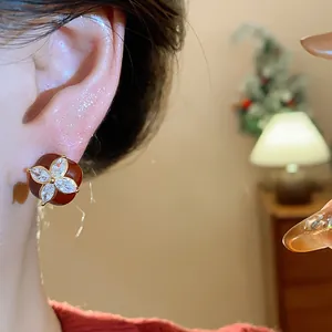Elegante orecchino a lobo a fiore in smalto rosso con petali di zirconi brillanti