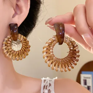 Böhmische handgewebte Rattan-Ohrringe mit braunen Harzsteckern für elegante Damen
