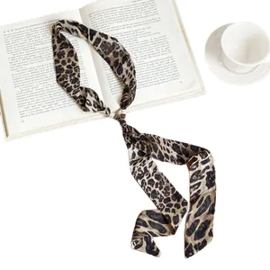Elegante collana in chiffon con stampa leopardata per un look retrò e sofisticato.