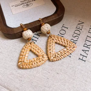 Handgefertigte Boho-Ohrringe aus geflochtenem Rattan in Dreiecksform mit Holzperlen