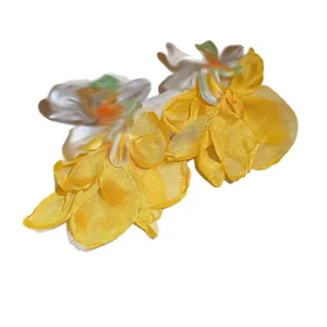 Eleganti orecchini a fiore in rete gialla con aghi d'argento e design in stile foresta