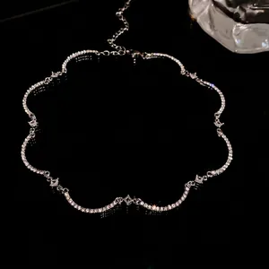 Elegante collar de gargantilla con circonita y diamantes de imitación para mujer en base oscura