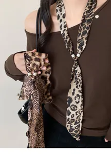 Dettaglio di una collana in chiffon con stampa leopardata e pitonata retrò su modella