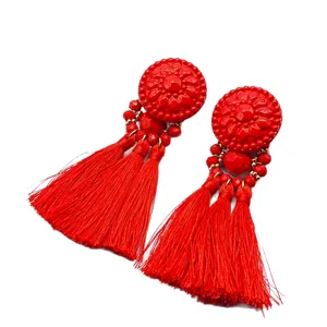 Eleganti orecchini a lobo a fiore rossi con lunghe nappe di seta per occasioni di festa