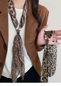 Dettaglio collana vintage in chiffon con stampa leopardata e pitonata molto elegante.