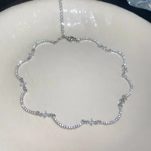 Primer plano de un collar de circonitas con diseño ondulado y elegante festoneado