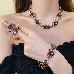 Ensemble de bijoux vintage de luxe avec pierres ambrées et cristaux violets sur modèle