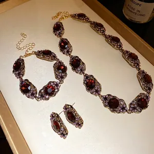 Parure de bijoux vintage élégante avec pierres rouges et collier de strass violets