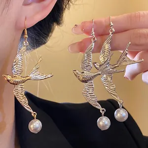 Orecchini vintage a goccia in metallo a forma di rondine con perla bianca