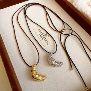 Minimalistische Croissant-Anhänger-Halskette mit verstellbarer Lederkordel, Gold/Silber