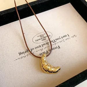 Goldene Croissant-Anhänger Halskette mit verstellbarer brauner Kordel für Damen