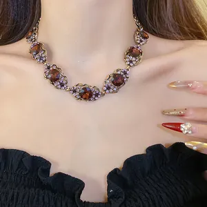 Vue détaillée d'un collier de style vintage avec pierres ambre et strass violets