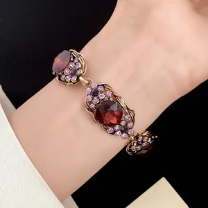 Gros plan détaillé d'un bracelet vintage géométrique orné de strass rouges et violets