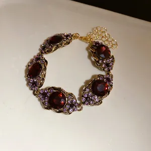 Bracelet vintage doré exquis avec de grands cristaux rouges et des strass violets
