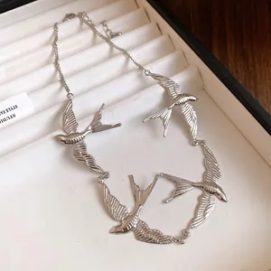 Dettaglio della collana vintage con ciondolo a rondine in argento su espositore