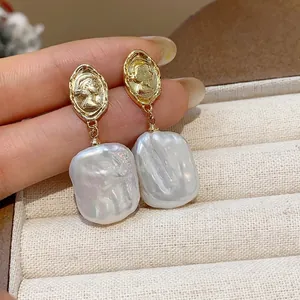 Orecchini placcati oro 18k con perle barocche e perni a moneta con cammeo vintage