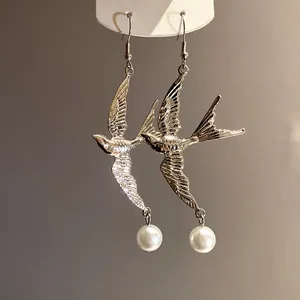 Eleganti orecchini vintage a forma di rondine argento con perle vista ravvicinata