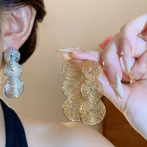 Elegante gold- und silberfarbene, kreisförmige, hohl strukturierte Tropfenohrringe für Damen
